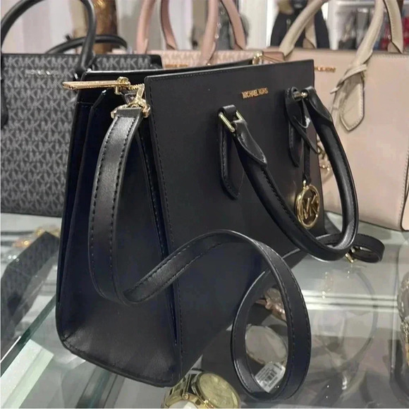 Michael Kors Sheila Medium Center Zip Satchel
Crossbody Bag
NWT - Picture 12 of 16